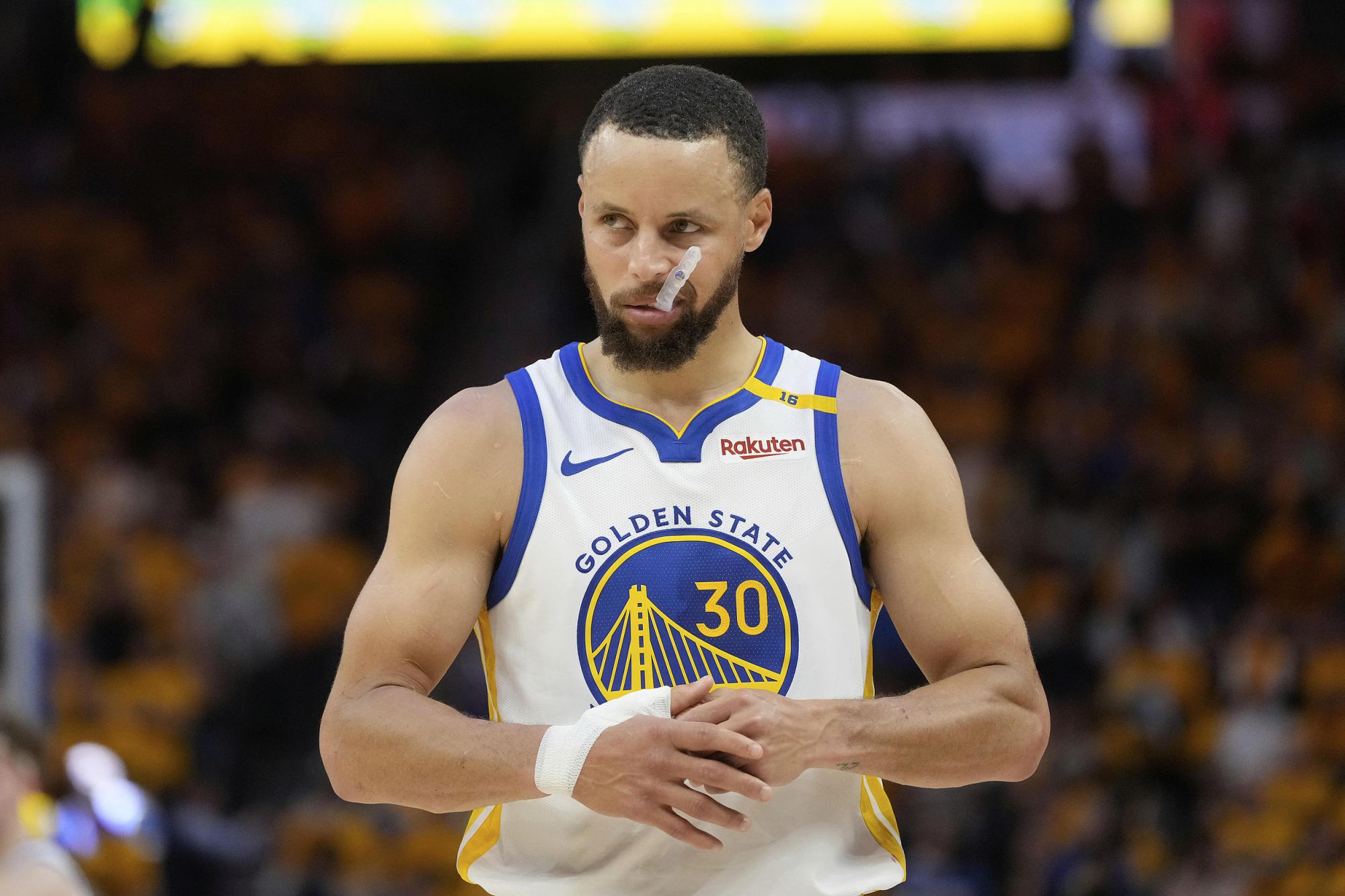 Curry scored 12 points at halftime, Booker scored 17 points, and the Warriors led the competition in points.