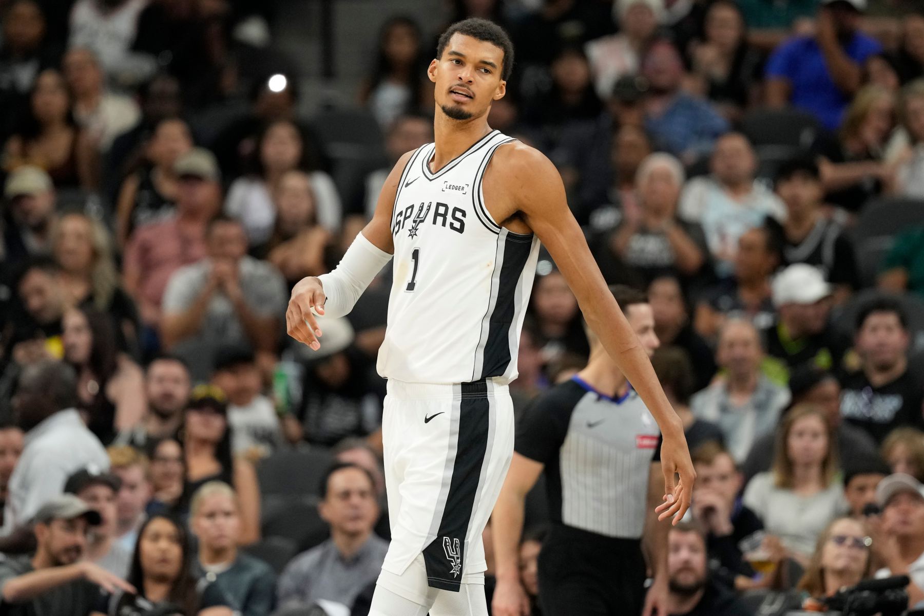 Castle and Vunbanyama become the first pair in Spurs history to record a triple-double at the same time