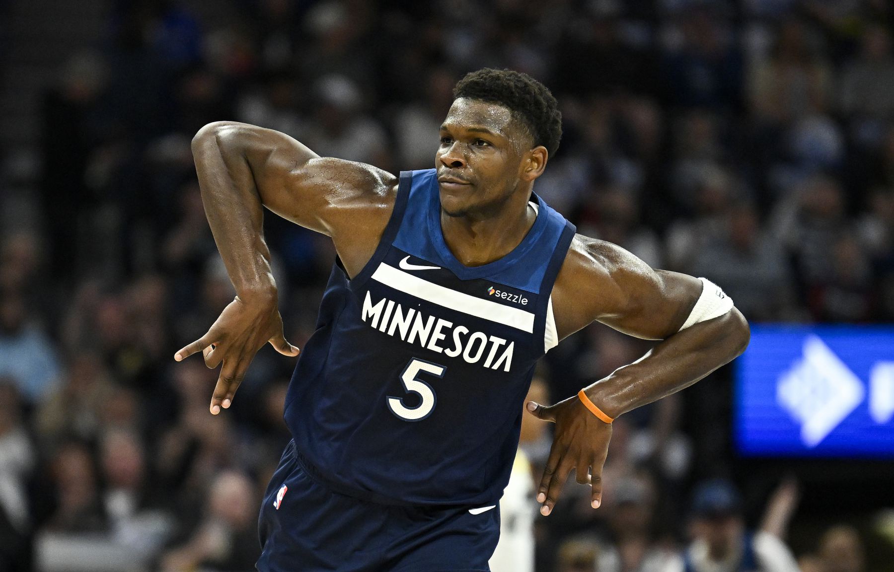 Edwards scored 17 points in the third quarter with 30+4+4, leading the Timberwolves to a home victory.